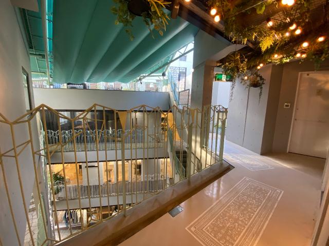 　4階エレベーター前吹き抜け